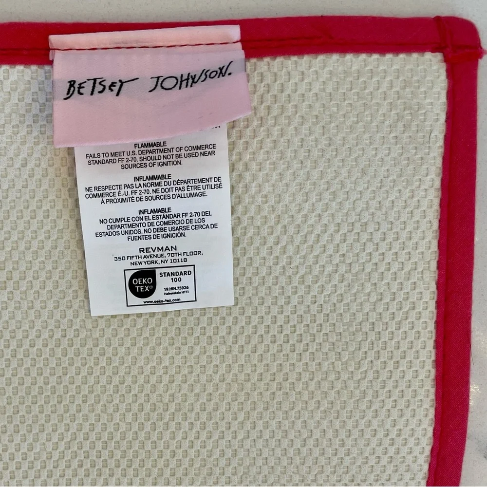 NWT Betsey Johnson 20in x 32in Valentines Day Pink Heart Bath Mat